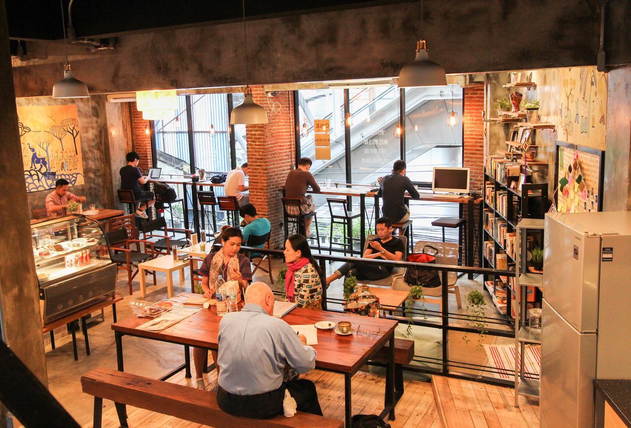 Thonglor Travellers Hostel And Cafe Бангкок Экстерьер фото