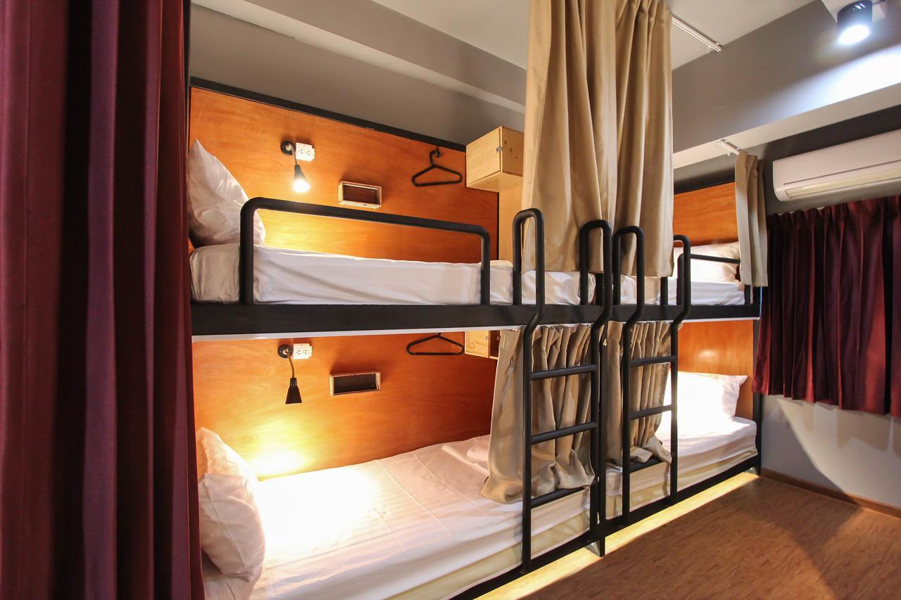 Thonglor Travellers Hostel And Cafe Бангкок Экстерьер фото