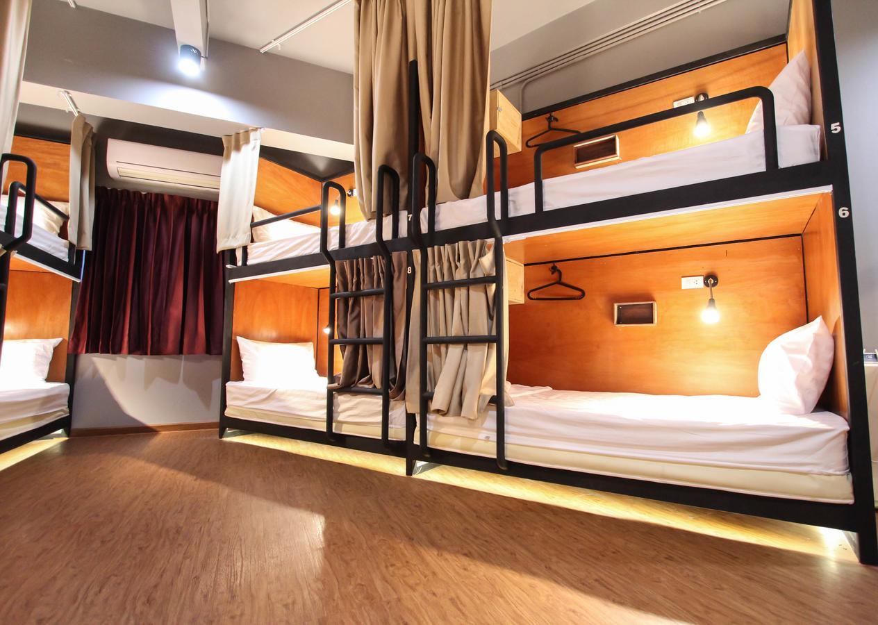 Thonglor Travellers Hostel And Cafe Бангкок Экстерьер фото