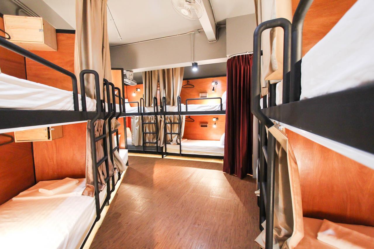 Thonglor Travellers Hostel And Cafe Бангкок Экстерьер фото