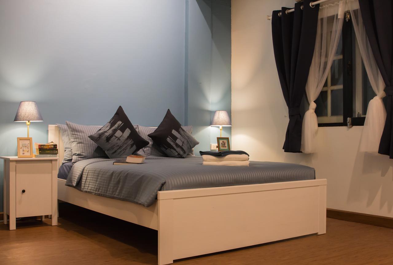 Thonglor Travellers Hostel And Cafe Бангкок Экстерьер фото