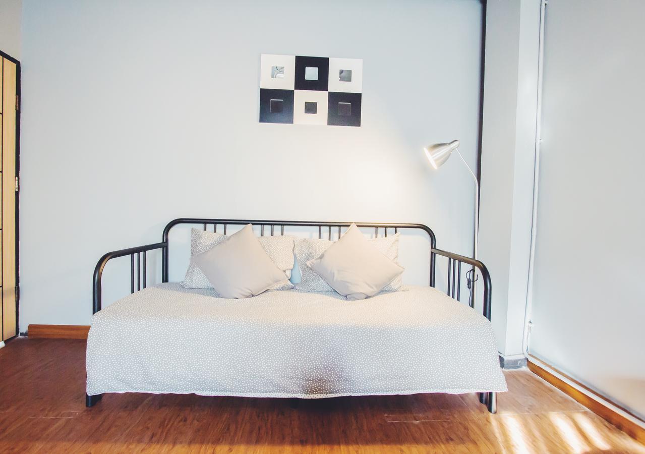 Thonglor Travellers Hostel And Cafe Бангкок Экстерьер фото