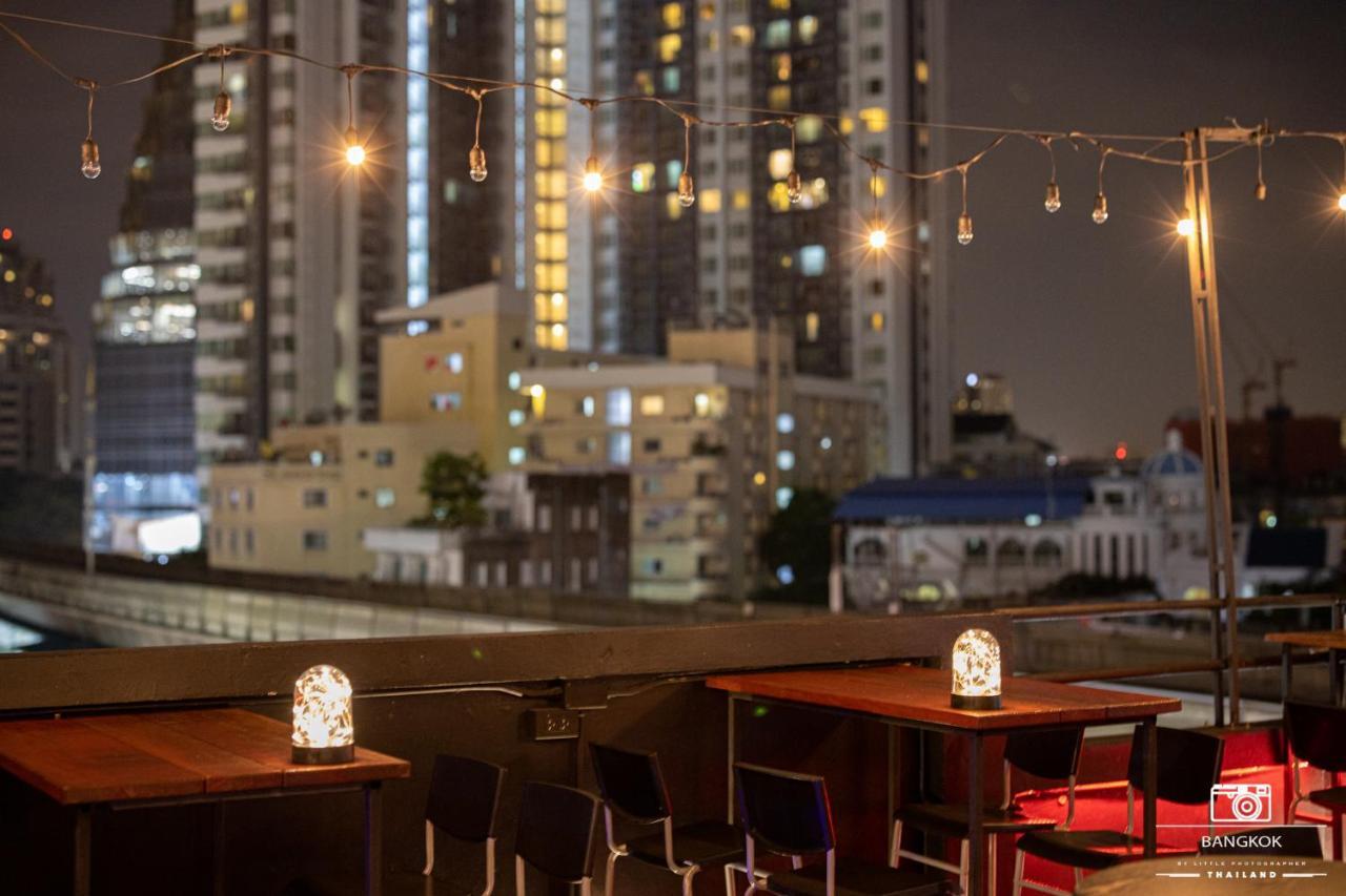 Thonglor Travellers Hostel And Cafe Бангкок Экстерьер фото