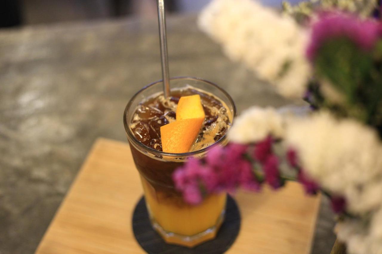 Thonglor Travellers Hostel And Cafe Бангкок Экстерьер фото