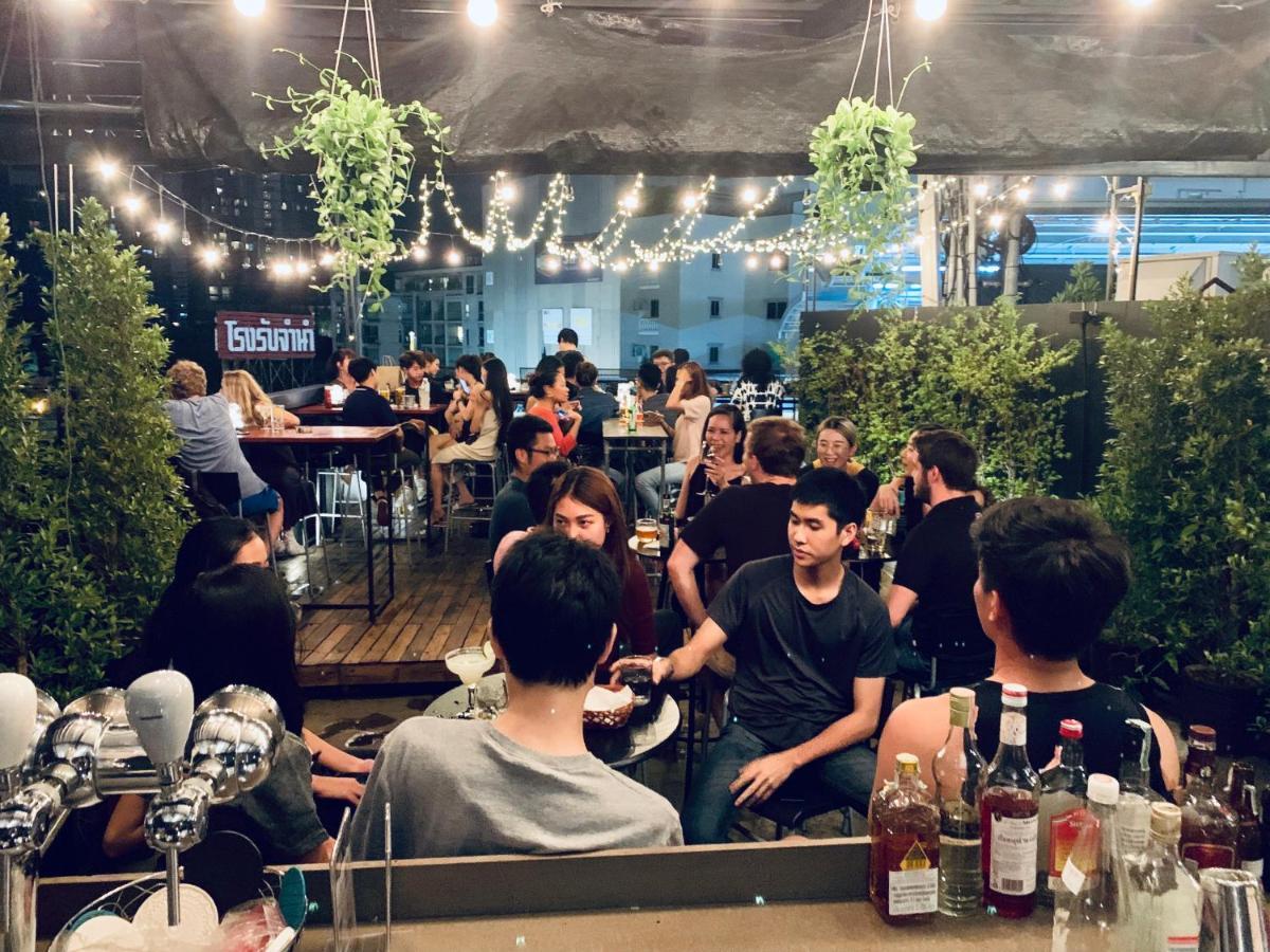 Thonglor Travellers Hostel And Cafe Бангкок Экстерьер фото