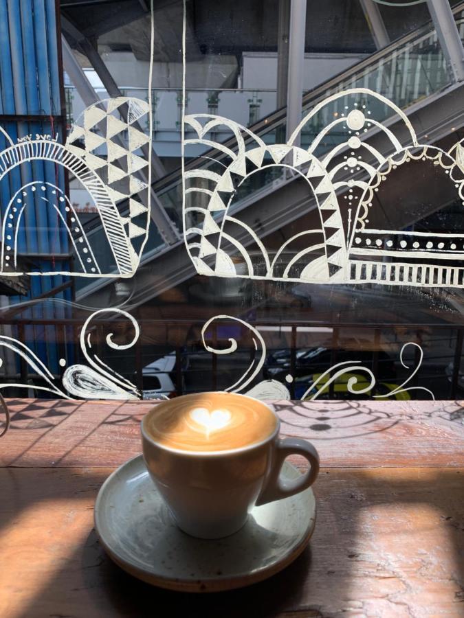 Thonglor Travellers Hostel And Cafe Бангкок Экстерьер фото