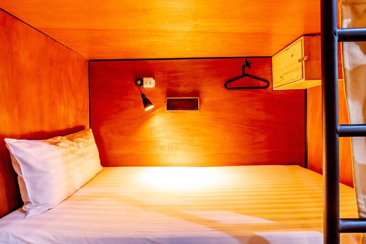 Thonglor Travellers Hostel And Cafe Бангкок Экстерьер фото