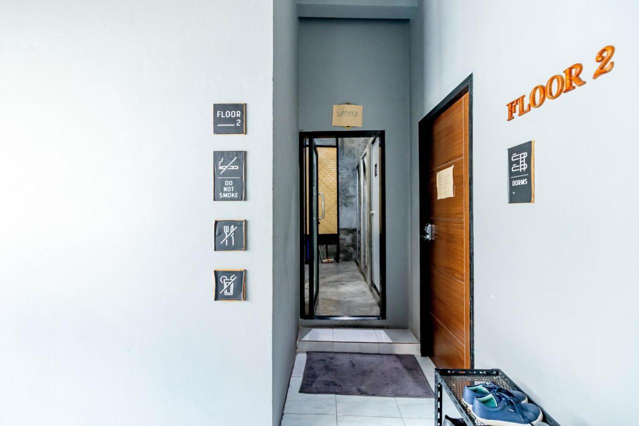 Thonglor Travellers Hostel And Cafe Бангкок Экстерьер фото