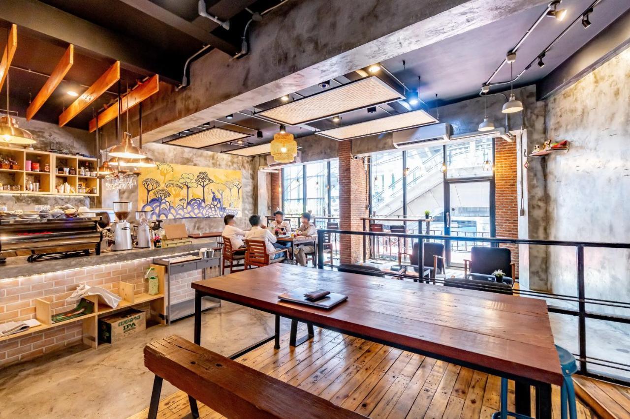 Thonglor Travellers Hostel And Cafe Бангкок Экстерьер фото